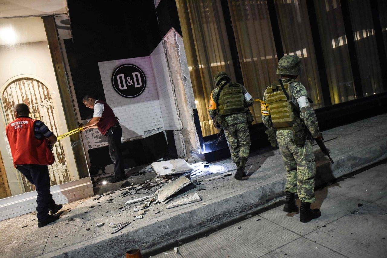Militairen inspecteren aardbevingsschade in de stad Veracruz.
