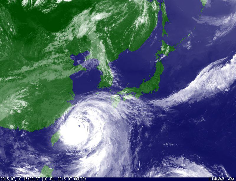 Een satellietfoto van het Japanse Meteorologische Instituut laat zien hoe de tyfoon Chan-hom over het Zuidoosten van Azië raast.
