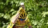 Geletruidrager Jonas Vingegaard koelt zichzelf tijdens de vijftiende etappe naar Carcassonne, waarin de temperatuur opliep naar veertig graden.  