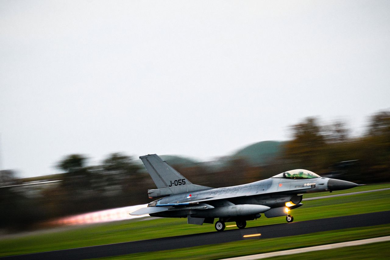 Een F16-jachtvliegtuig op vliegbasis Volkel waar trainingen van de Koninklijke Luchtmacht plaatsvinden.