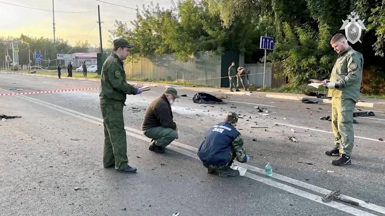 Onderzoekers bij de plaats waar een explosie van een auto de dood veroorzaakte van Daria Doegina, dochter van de Russische ideoloog Aleksandr Doegin, zondag in de regio Moskou.
