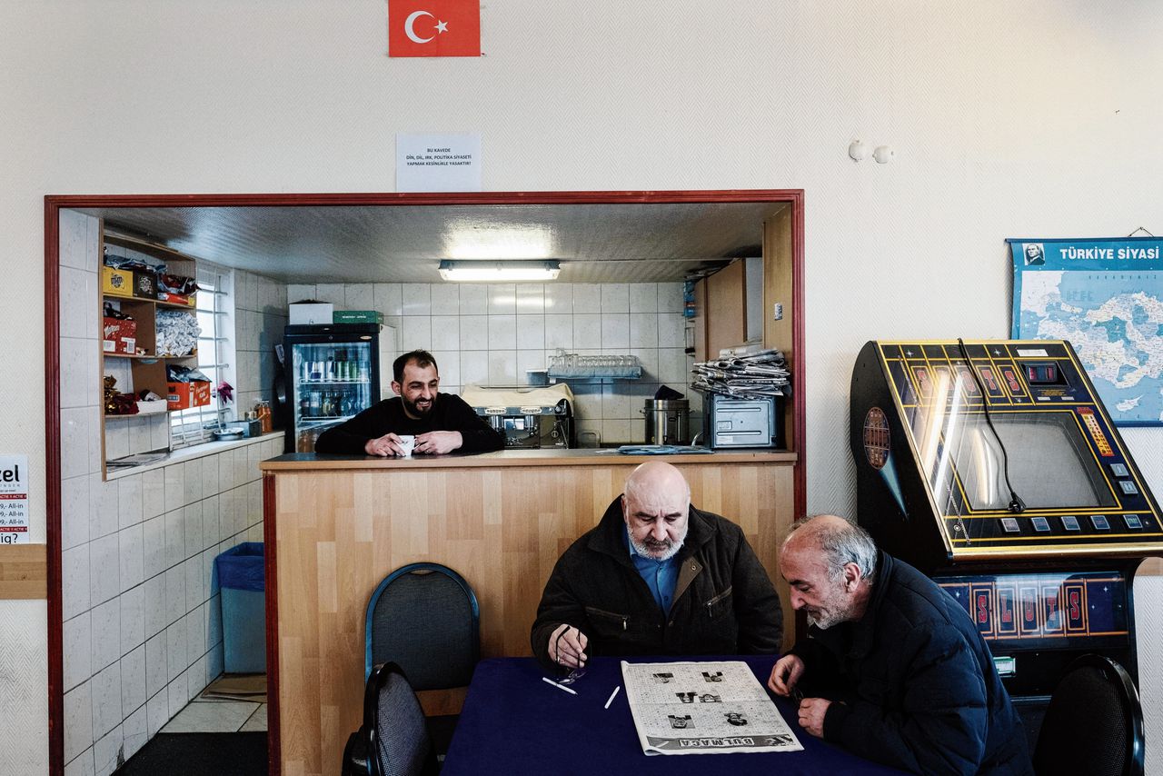Een kwart van de inwoners van de Schiedamse wijk Nieuwland is in Turkije geboren, of heeft ouders die daar vandaan komen. Hier zitten een aantal mnannen in koffiehuis Amca.
