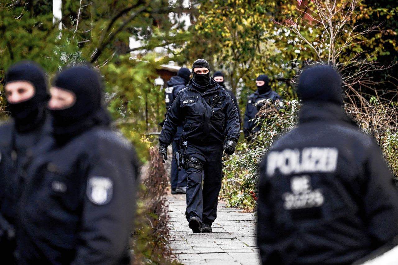Politieagenten tijdens een inval in Berlijn afgelopen woensdag.