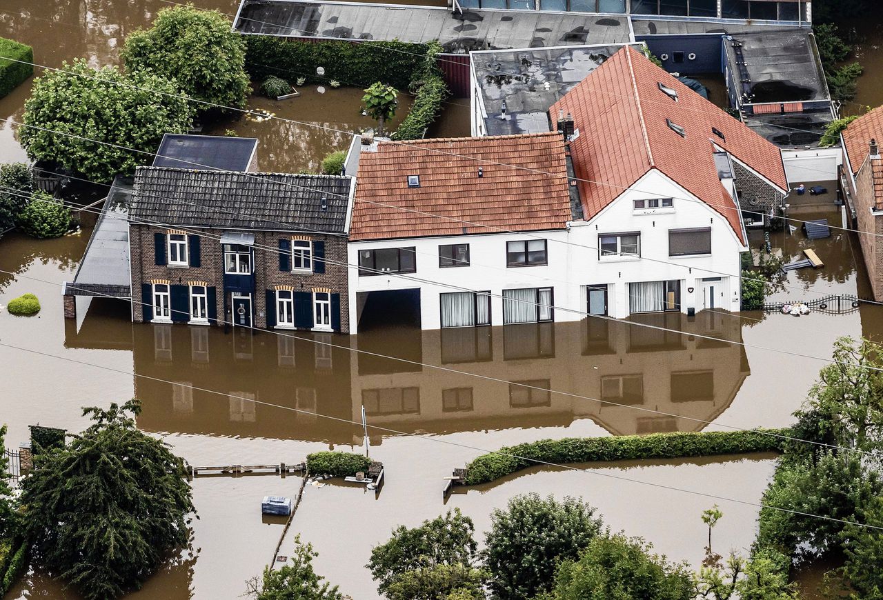 Overstroomde huizen aan de Maas bij Westbroek, in Zuid-Limburg.
