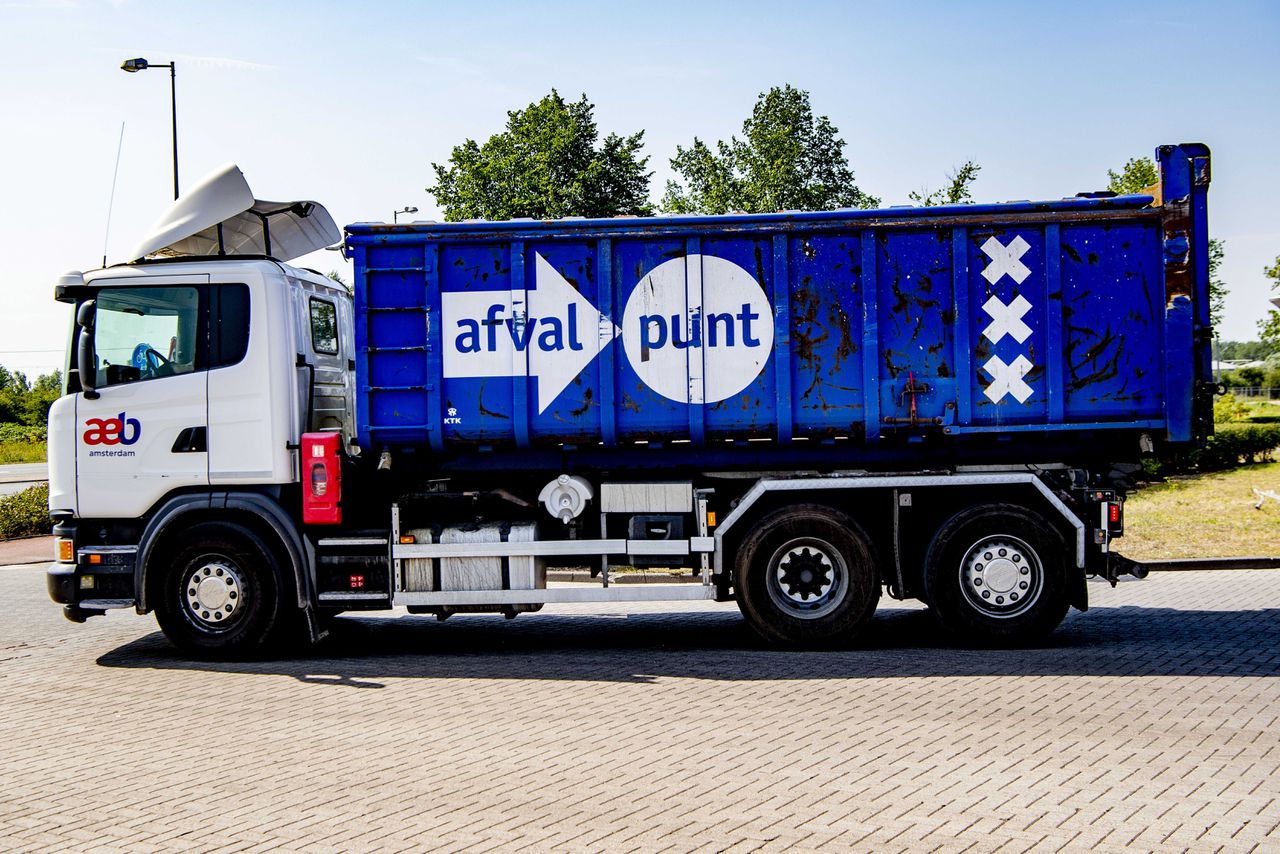 Een vrachtwagen van het noodlijdende Afval Energie Bedrijf Amsterdam.