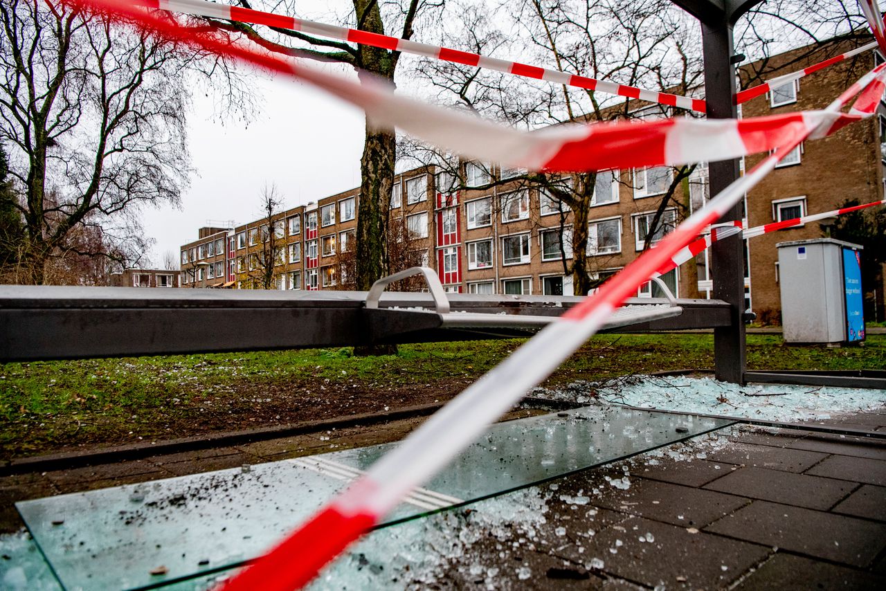 Een bushokje in Amsterdam dat afgelopen jaarwisseling met vuurwerk is vernield.