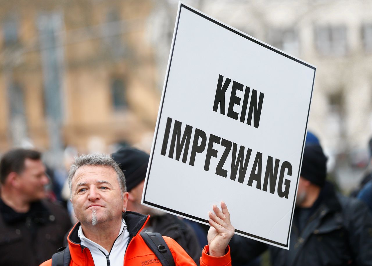 Een demonstrant tegen ‘Impfzwang’, verplichte vaccinatie, in het Duitse Kassel.