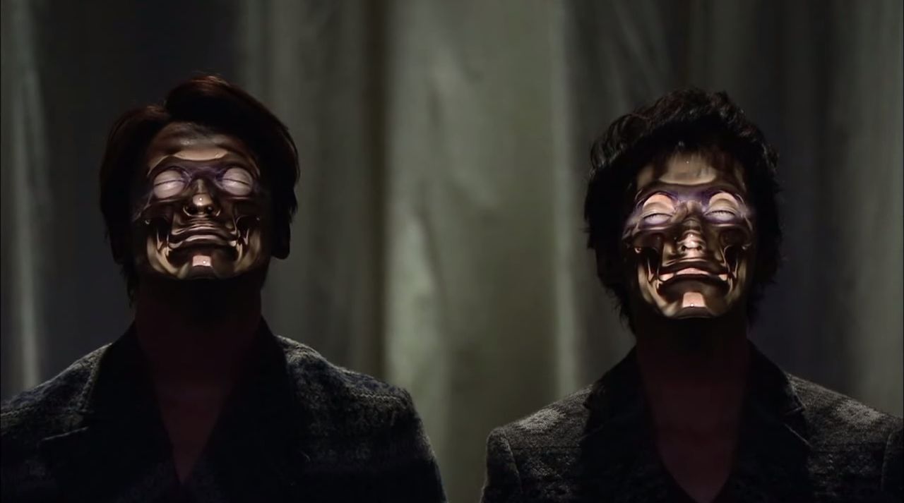 Twee mannen laten hun gezicht 'facehacken'.