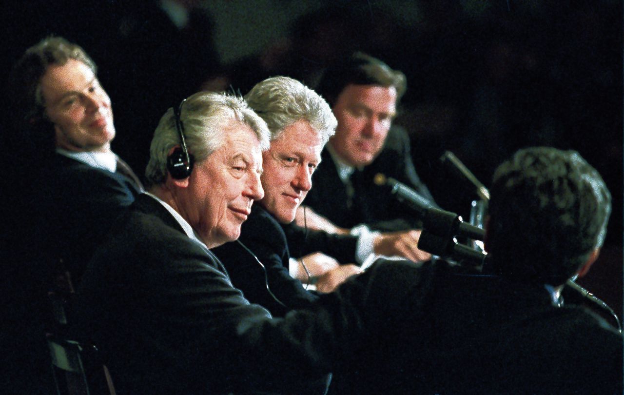 Premier Wim Kok, de Amerikaanse president Bill Clinton en (op de achtergrond) de Engelse premier Tony Blair en de Duitse bondskanselier Gerhard Schröder luisteren naar de Italiaanse premier MassimoD’Alema (op de rug gezien) tijdens een NAVO-bijeenkomst in Washington, 1999.