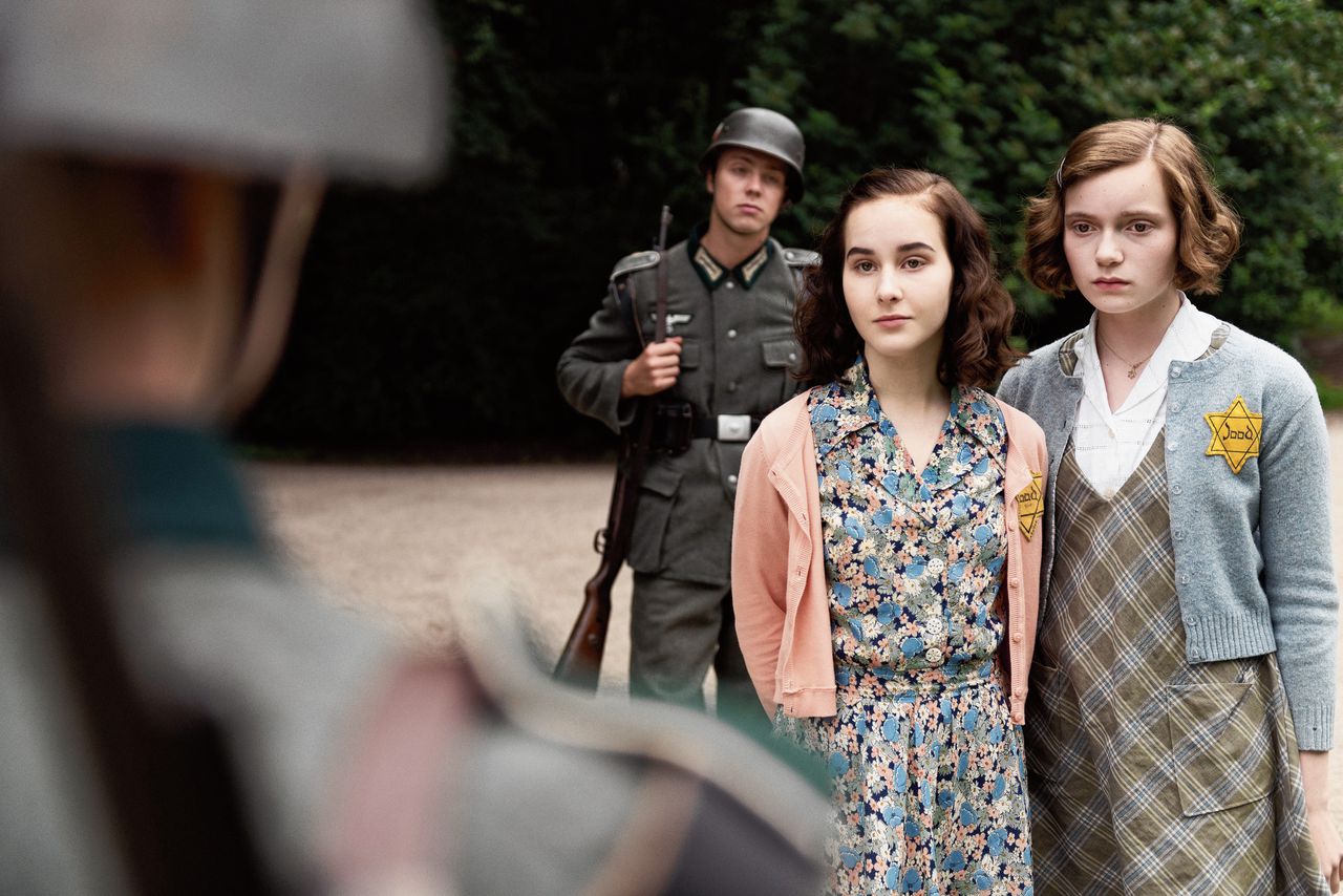 Anne (Aiko Beemsterboer, links) en haar vriendin Hannah (Josephine Arendsen), in ‘Mijn beste vriendin Anne Frank’.