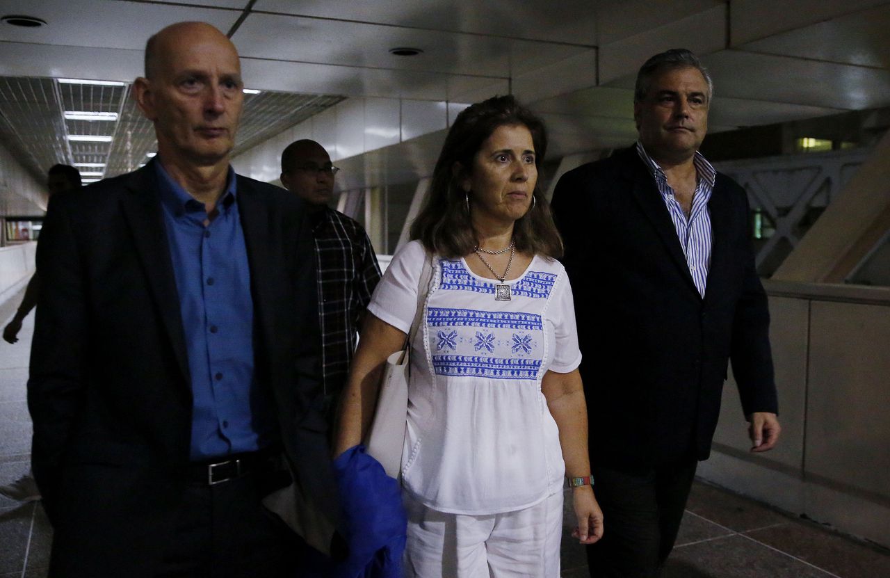 De Spaanse ambassadeur, de Nederlandse ambassadeur en de ambassadeur van de Europese Unie in Venezuela verlaten de luchthaven in Venezuela nadat ze tevergeefs de delegatie van het Europees Parlement opwachtten.