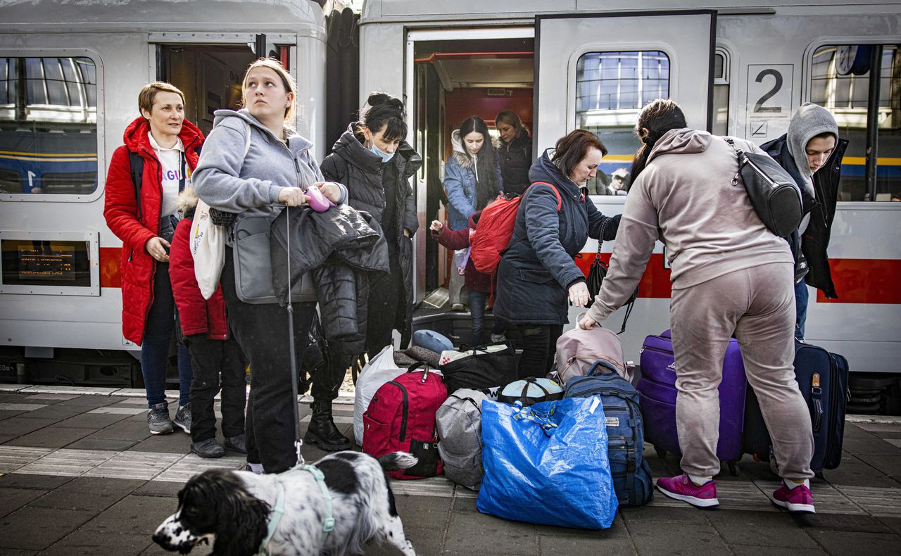Oekraiense vluchtelingen na aankomst met de trein vanuit Berlijn op Amsterdam Centraal waar de eerste opvang en registratie van de vluchtelingen plaatsvindt.
