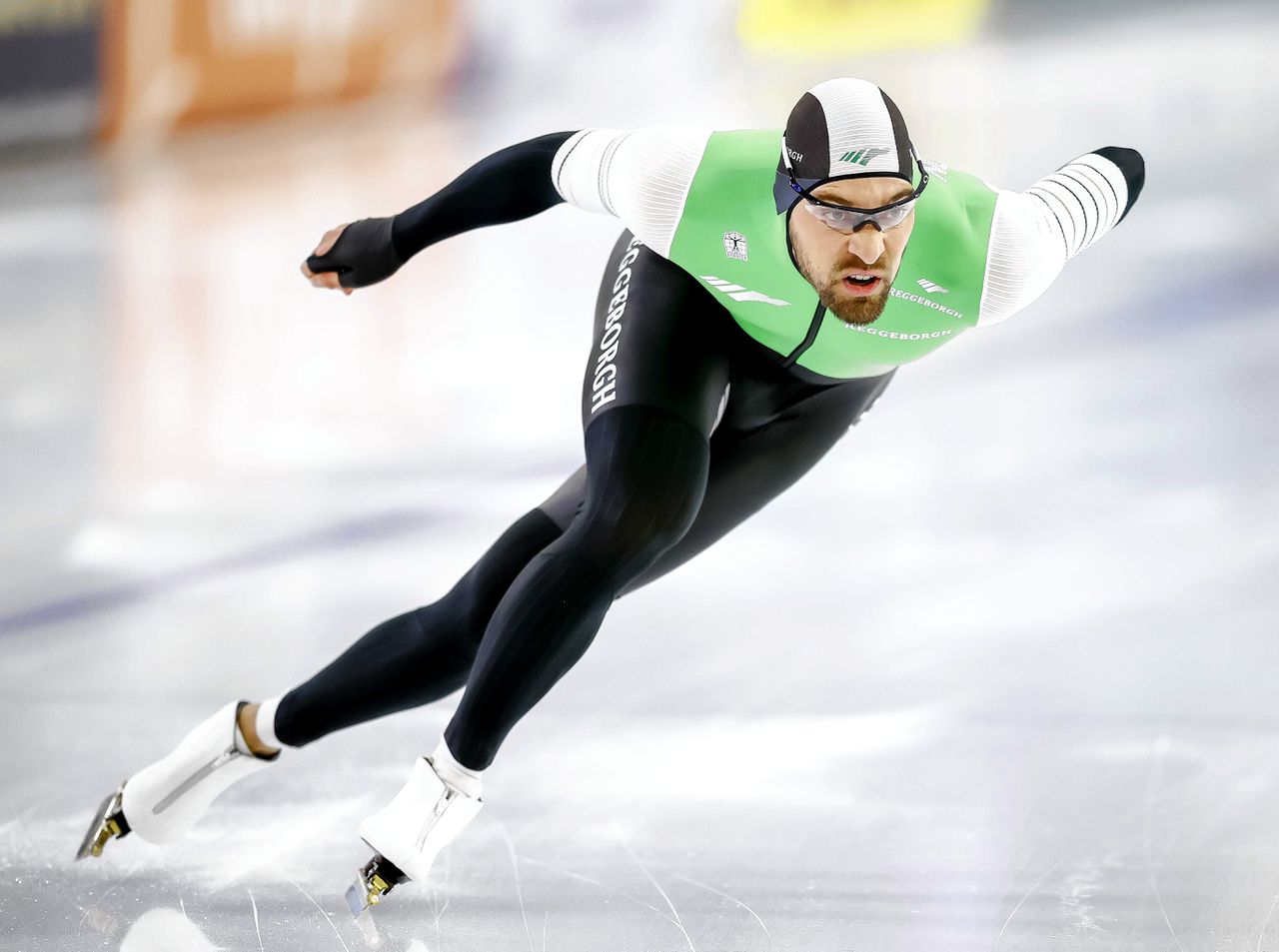 Kjeld Nuis in actie op het olympisch kwalificatietoernooi langebaanschaatsen in Thialf.