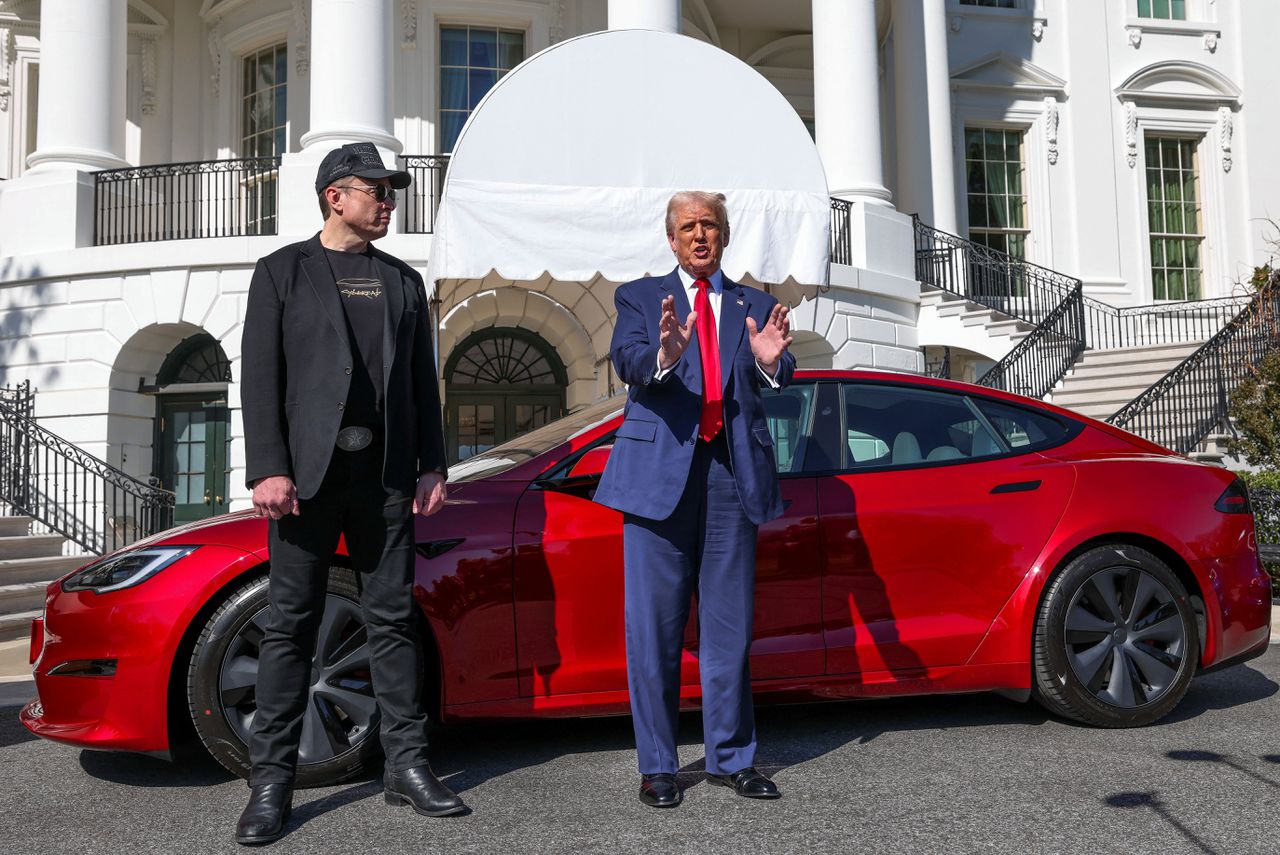 Trump verandert het Witte Huis in een Tesla-showroom, al heeft Musk hem