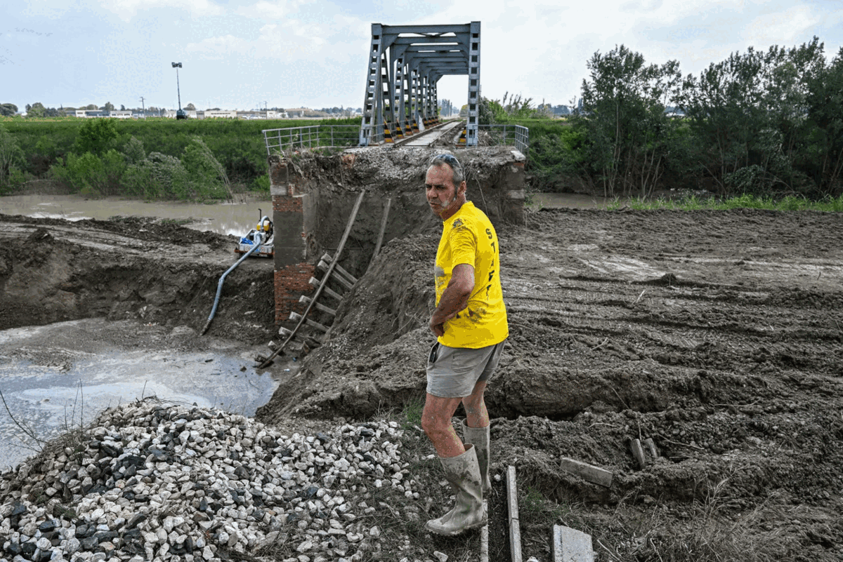 Inwoners Emilia-Romagna schrobben zich uit de modder: ‘het water bonkte woedend op de deur’ 