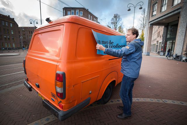 Man met de microfoon wordt man met de podcastgids - NRC