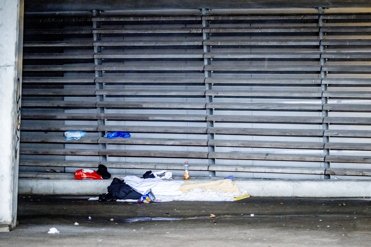 Rotterdam opent een 24-uursopvang voor dakloze Oost-Europeanen: ‘Degenen die op straat blijven hangen worden stevig aangepakt’ 