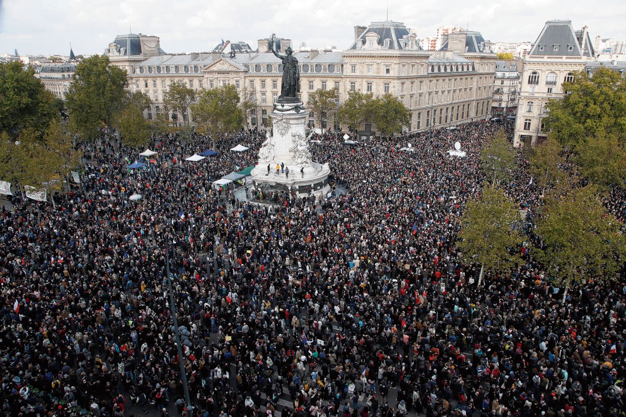 Een vol Place de la République, zondag in Parijs. In heel Frankrijk zijn tienduizenden de straat opgegaan zondag om hun afschuw te tonen over de moord op leraar Paty die spotprenten van de profeet Mohammed toonde tijdens een les over de vrijheid van meningsuiting.