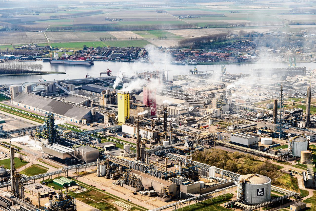 Stikstofbindingsbedrijf Yara is van plan een elektrolyser op te leveren van 100 MW in het Zeeuwse Sluiskil. Het wil daarvoor windstroom inkopen van de Deense windparkbouwer Ørsted.