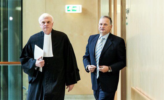 Ton Hooijmaijers met zijn advocaat in de rechtbank eerder deze maand. Justitie is toch niet tevreden met zijn veroordeling.