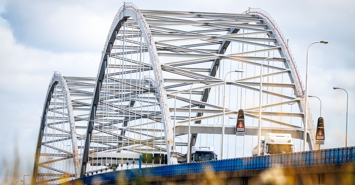 Verboden vrachtwagens blijven rijden op Merwedebrug, Rijkswaterstaat werkt hard aan camera’s