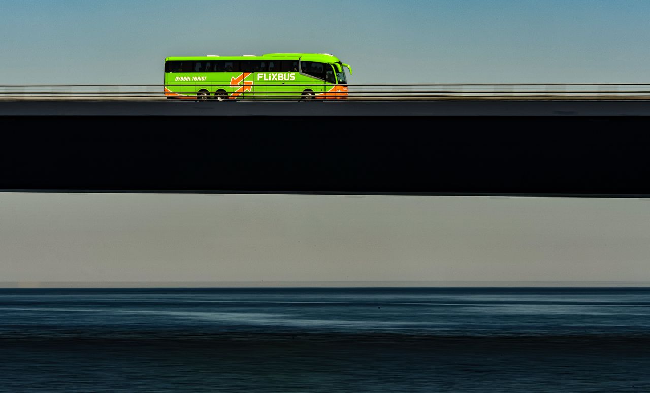 Een FlixBus op de brug over de Grote Belt, in Denemarken.