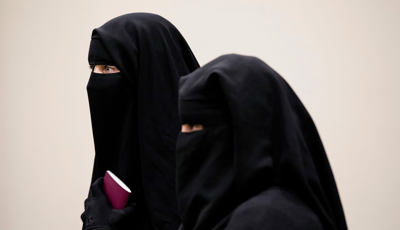 Het dragen van gezichtsbedekkende kleding als een boerka of nikab is sinds vorig jaar verboden in het openbaar vervoer en in ziekenhuizen, politiebureaus, scholen en andere overheidsgebouwen.