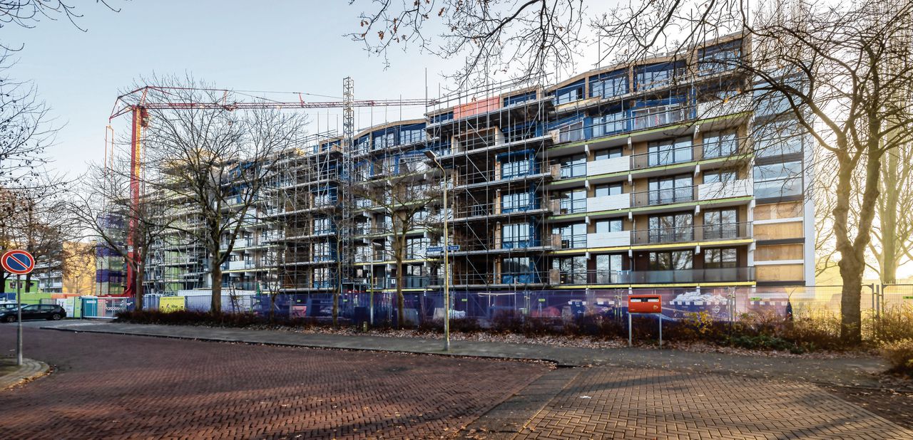 Woningcorporatie Eigen Haard verduurzaamt de flat Aquarius in Amstelveen.