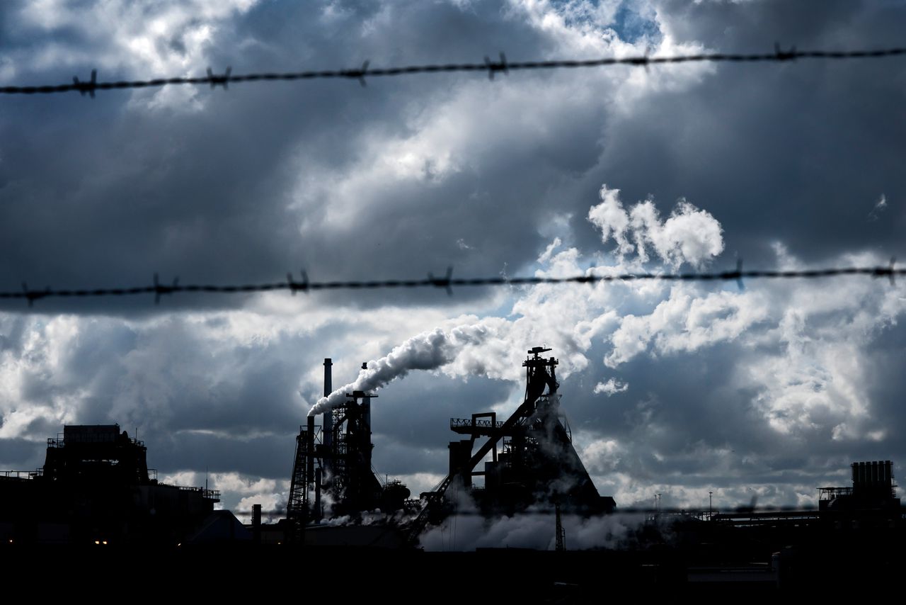 Tata Steel IJmuiden is een van de bedrijven die is aangeschreven door Milieudefensie.