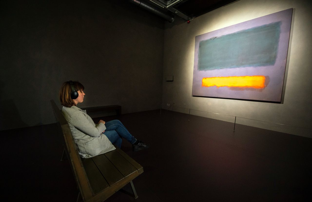 Tijdens de tentoonstelling Rothko en ik kunnen bezoekers van het Stedelijk Museum Schiedam alleen, zonder telefoon, kijken naar Rothko’s schilderij Grey, Orange on Maroon, No. 8 uit 1960.