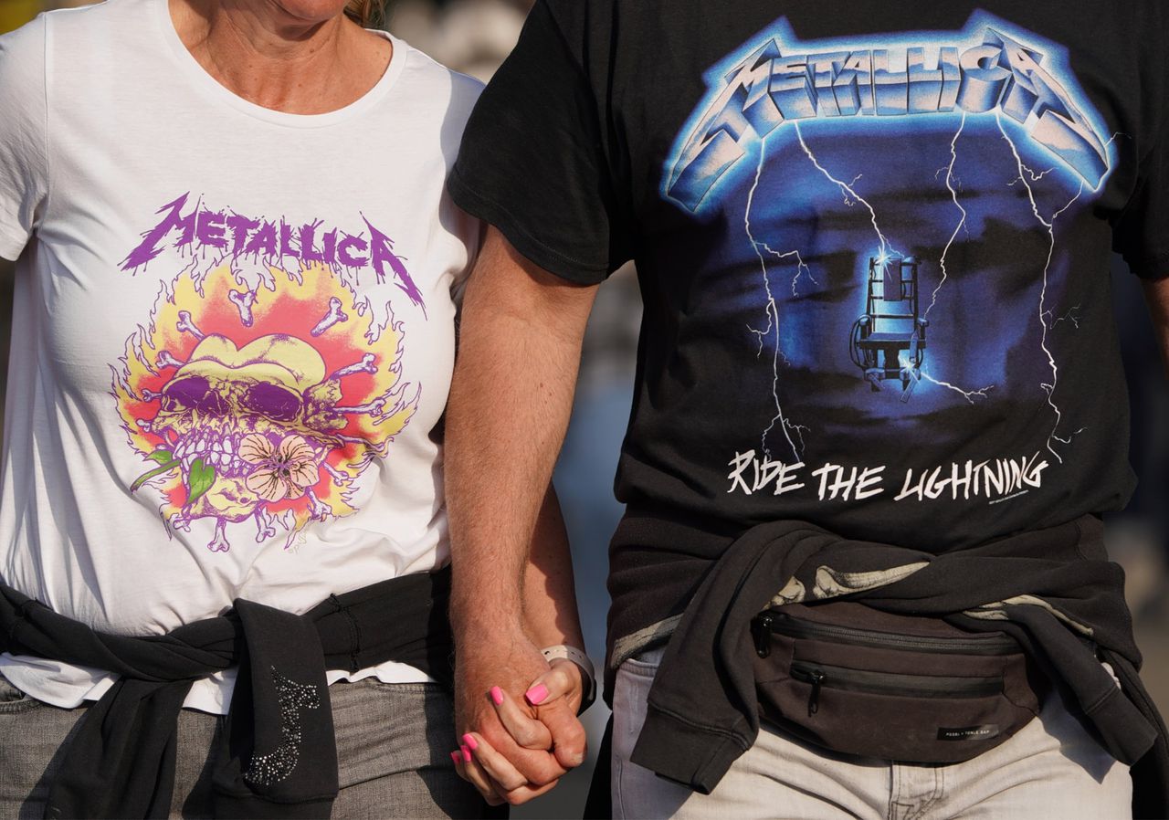 Rekken vol Ramones-shirts bij de grote modeketens: wie verdient er aan bandshirts? 