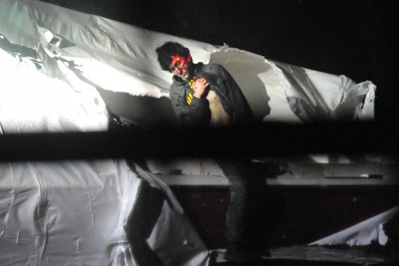 Dzhokhar Tsarnaev bij zijn overgave, hij wordt onder schot gehouden. Tsarnaev had zich net uren verscholen in een boot in een tuin in Watertown