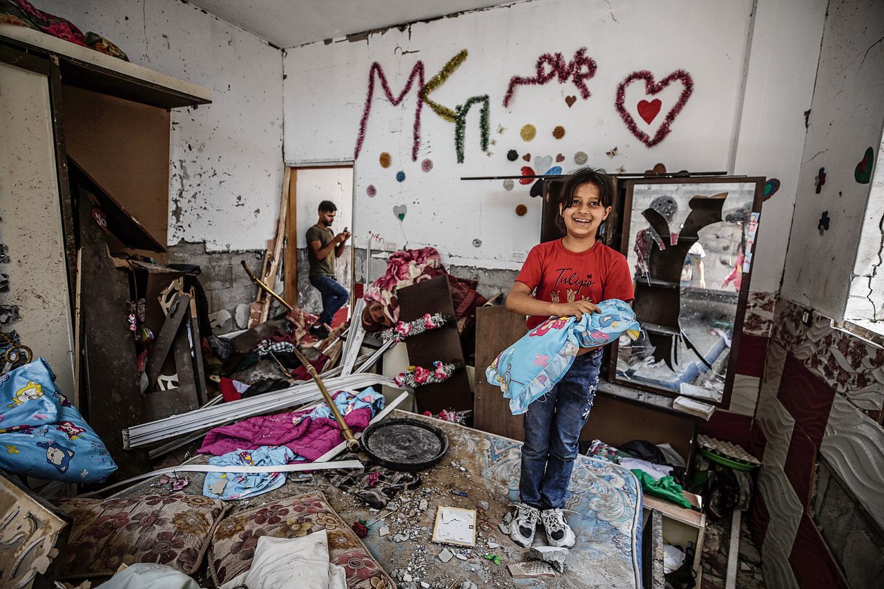 Een Palestijns meisje keert vrijdag terug naar haar verwoeste huis in de stad Beit Hanoun. Veel inwoners van Gaza hebben geen huis meer om naar terug te keren, als gevolg van de bombardementen.