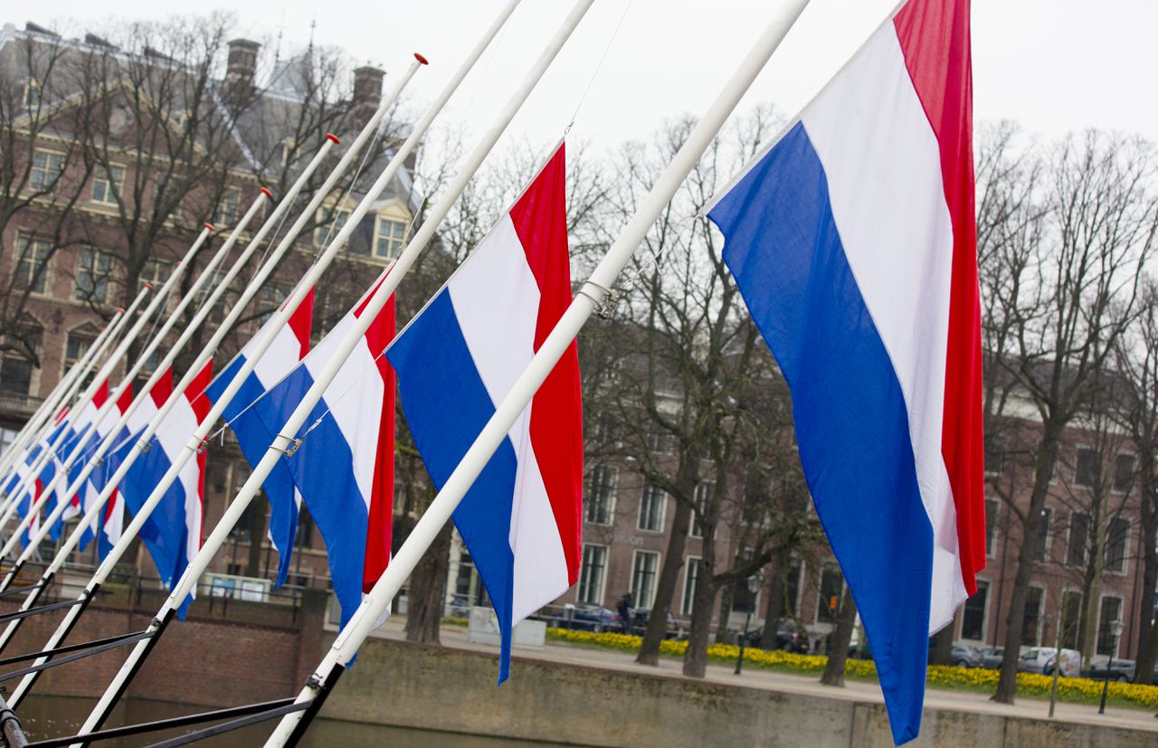 In verband met de aanslagen in Brussel hangen bij de Hofvijver de vlaggen halfstok.