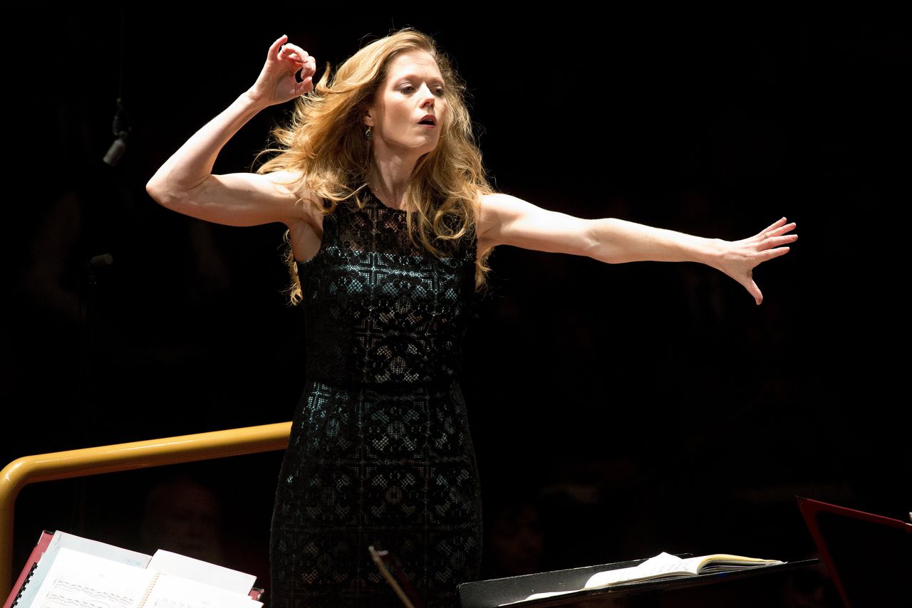 Barbara Hannigan dirigeert (in 2013).