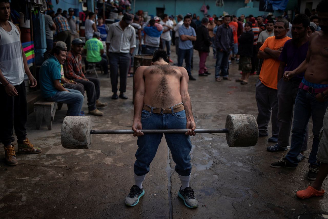 De 25-jarige Yerbin Israel Estrada doet een workout in het Centro Penal de La Esperanza, de gevangenis in Honduras waar hij een straf uitzit.