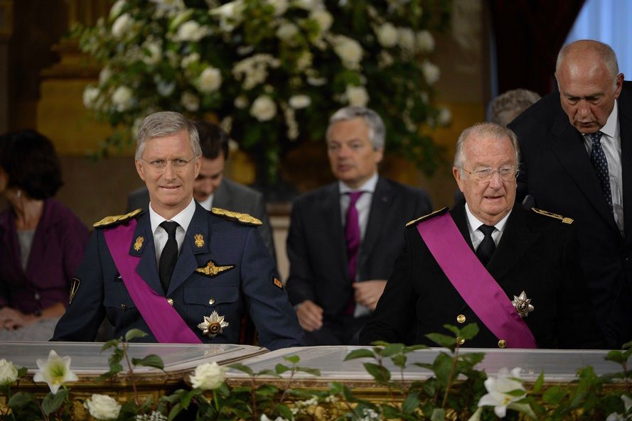 Kroonprins Filip en koning Albert voorafgaand aan het tekenen van de Akte van Abdicatie in het Koninklijk Paleis in Brussel.