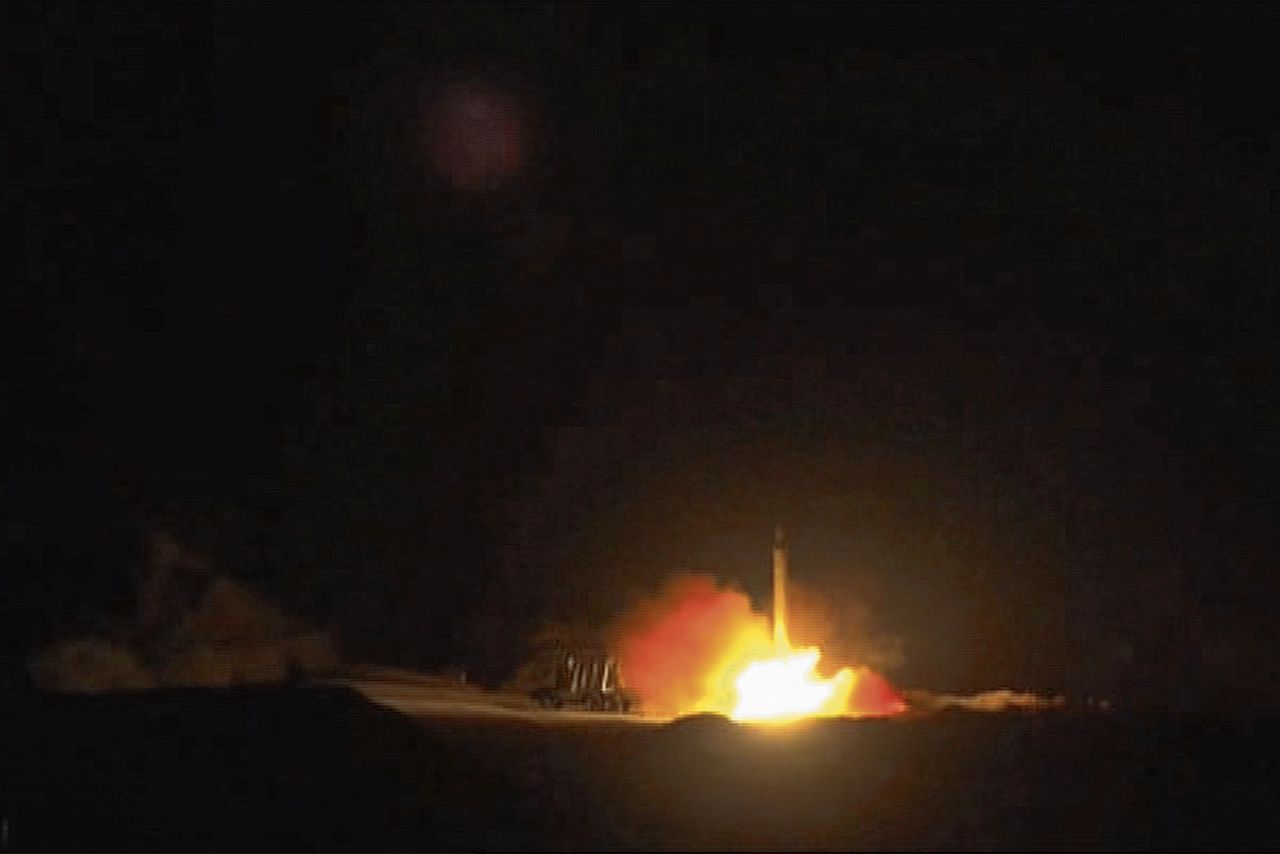 Volgens Iraanse media is op deze foto te zien hoe de raket gelanceerd wordt naar de Amerikaanse militaire basis in Ein-al Asad in Irak op 7 januari 2020.