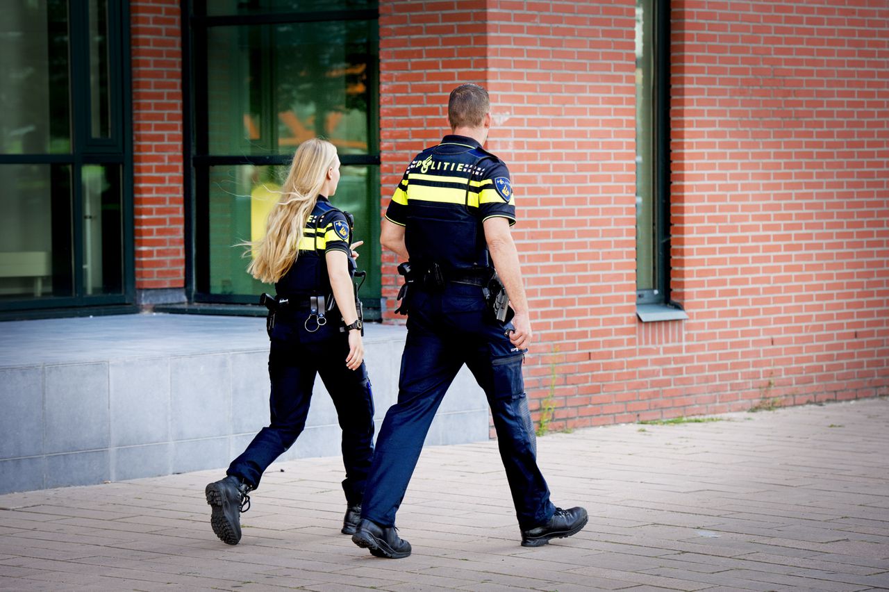 Agenten bij de rechtbank in Rotterdam, waar vandaag een zaak tegen twee van hun collega's diende.