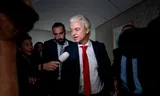 Geert Wilders (PVV) arriveert bij zijn werkkamer voor het coalitieoverleg met partijen PVV, VVD, NSC en BBB.