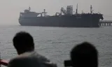 De Indiase tanker Shenlong, die onder Liberiaanse vlag vaart, kwam eerder deze maand met een lading ruwe olie aan in Mumbai na bemiddeling door de Indiase minister van Buitenlandse Zaken S. Jaishankar. Het schip passeerde de Straat van Hormuz zonder transponder, zodat onduidelijk is welke route de Shenlong heeft gevolgd.