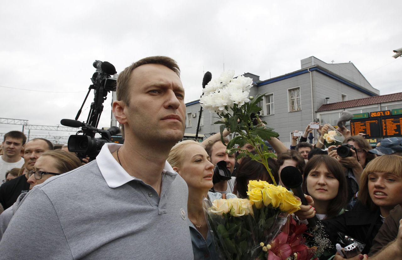Alexei Navalny bij aankomst op het station in Moskou, nadat de rechtbank in Kirov - zo'n 800 kilometer ten noordoosten van Moskou - gister besloot dat hij het hoger beroep thuis mag afwachten.