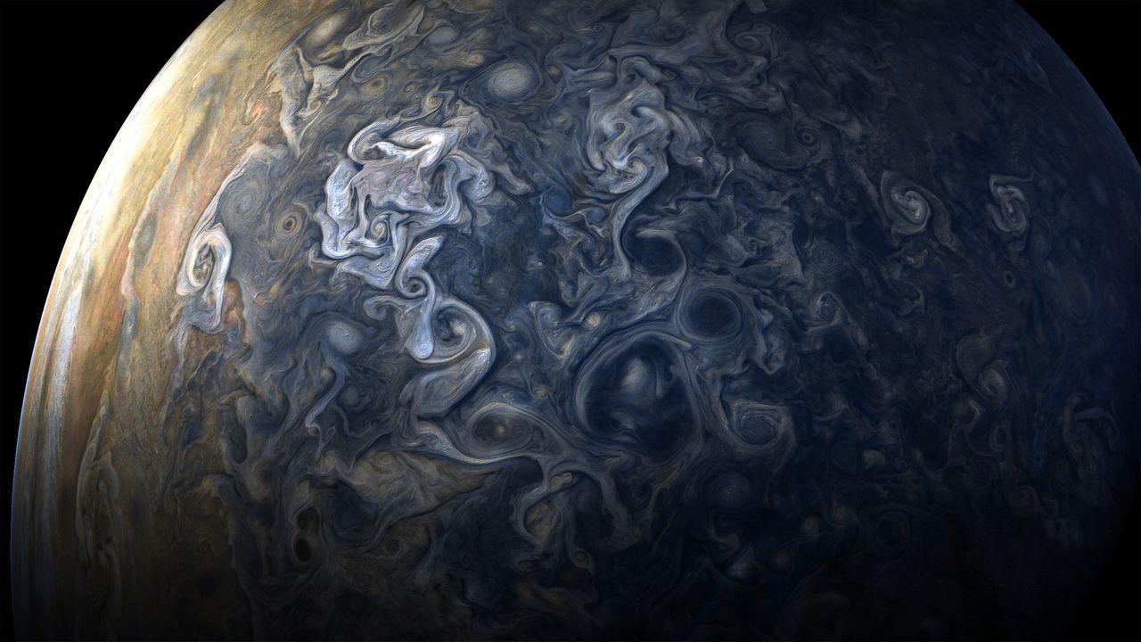 Kolkend Jupiter voor de lens van Juno 