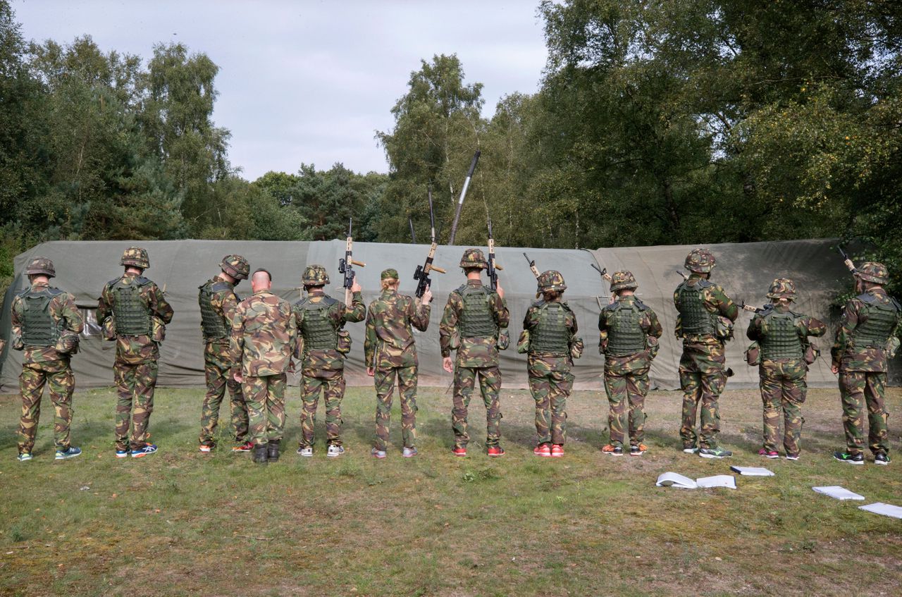 De nieuwe cadetten van de KMA gaan op bivak in de bossen bij Rijen.