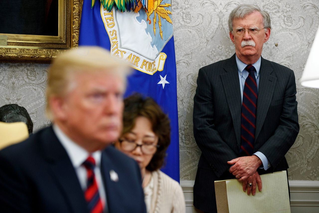 Nationaal veiligheidsadviseur John Bolton kijkt toe, terwijl president Trump in het Oval Office buitenlandse gasten ontvangt.