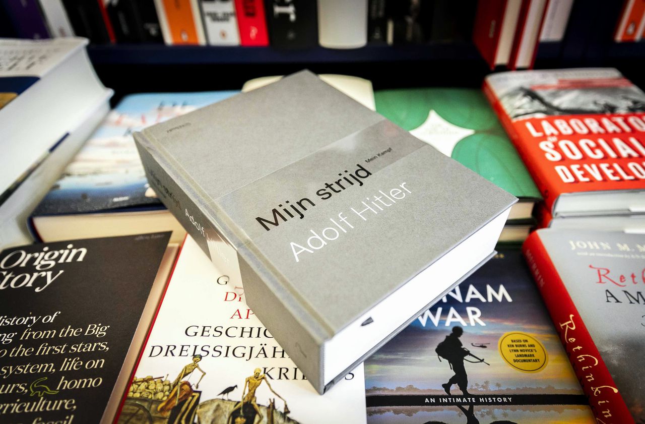 De nieuwe vertaling in het Nederlands van Adolf Hitlers Mein Kampf wordt uitgepakt in een boekhandel in Amsterdam.