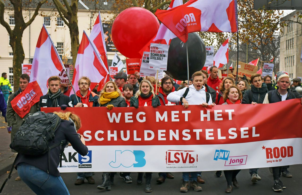 Studenten lopen protestmars door Den Haag: ‘Diploma halen? Tot je pensioen afbetalen’ 