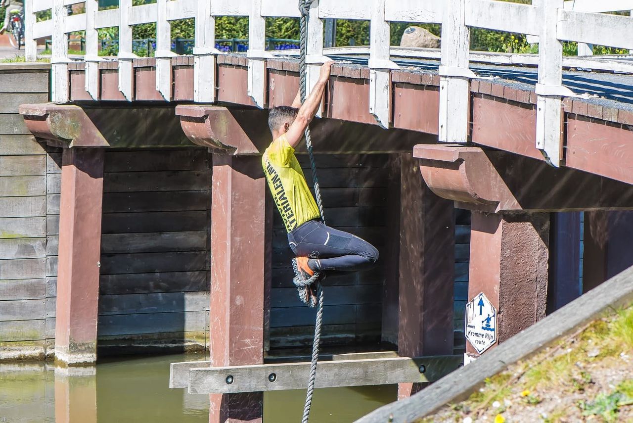 ‘Survival runner’ Michel Hagenbeek: „Je kunt prima met een touw van een brug klimmen. Zo’n brug kan dat goed hebben. We laten alles heel.”