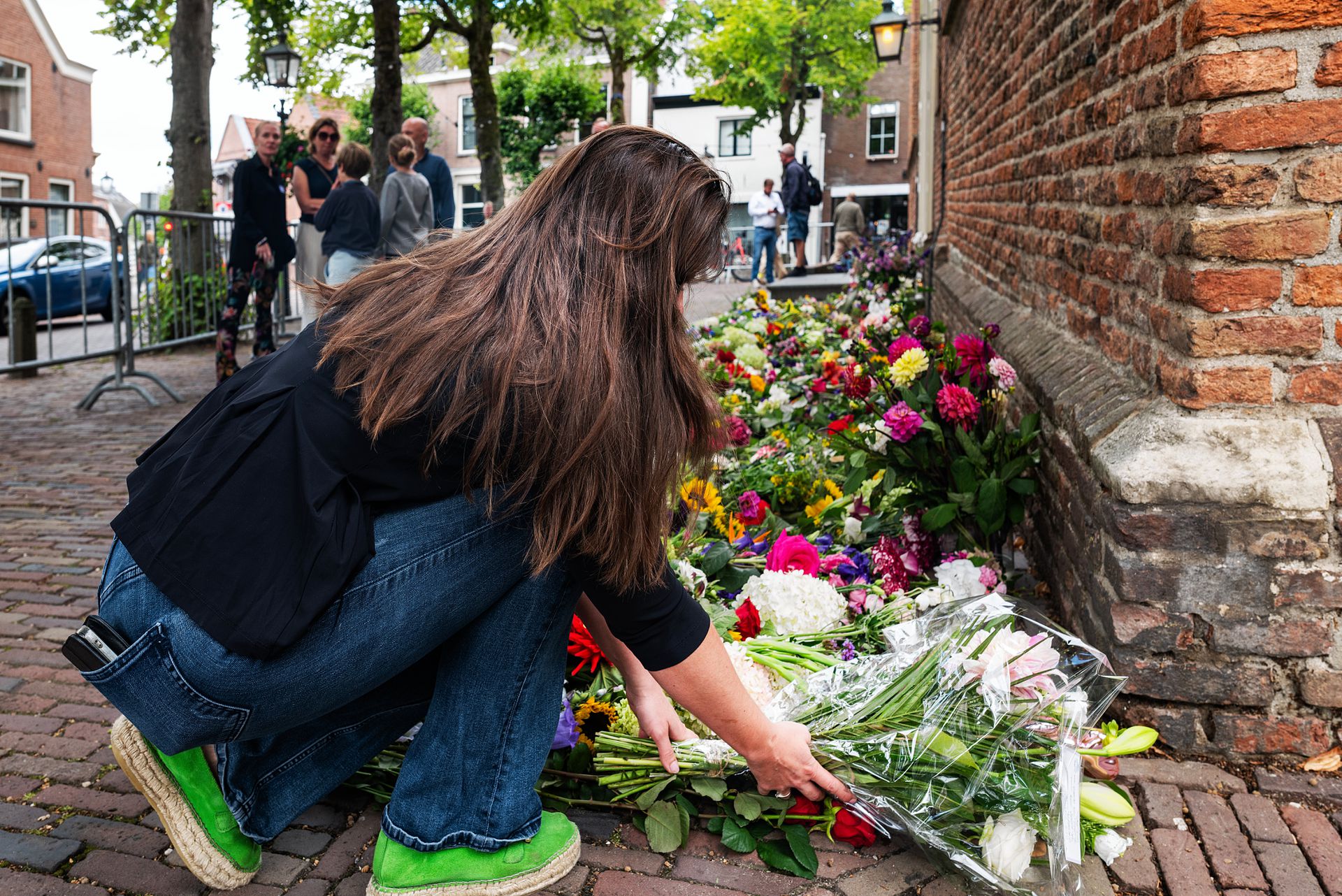 Se depositan flores para Lisa en la iglesia del pueblo de Abcoude. 