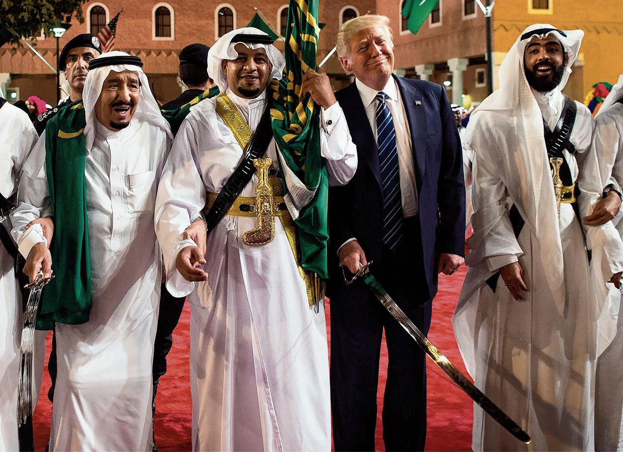 President Donald Trump op bezoek bij koning Salman bin Abdulaziz al Saud (links) in het Murabba paleis in Riad